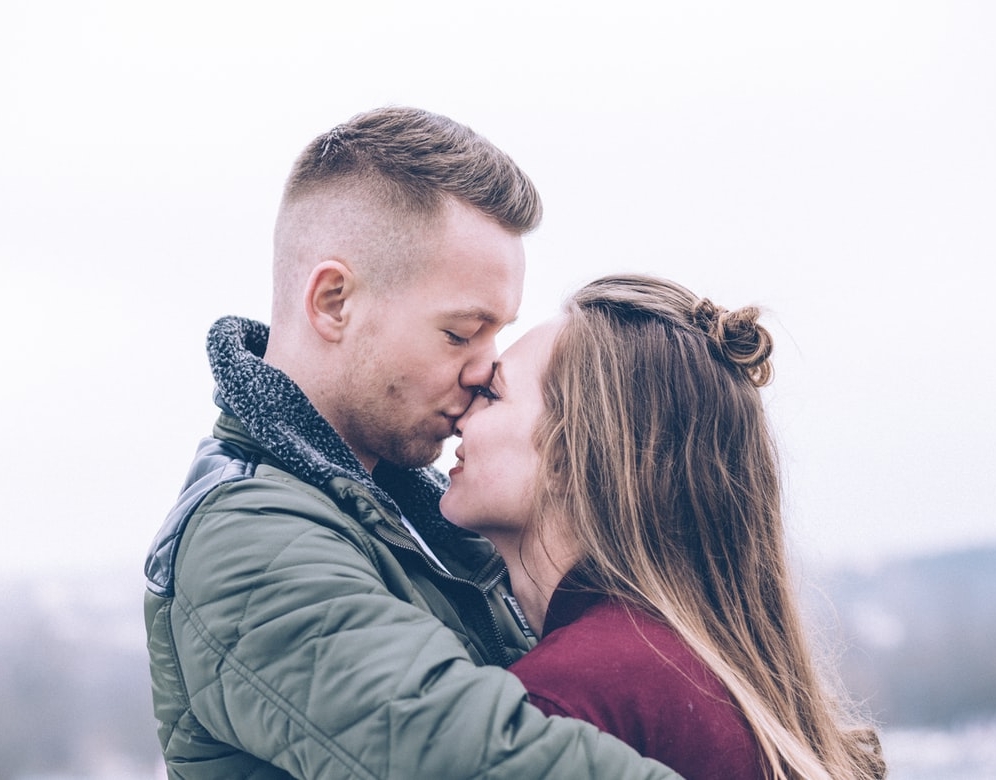 O seu relacionamento com Deus precisa acontecer antes do seu relacionamento com alguém.